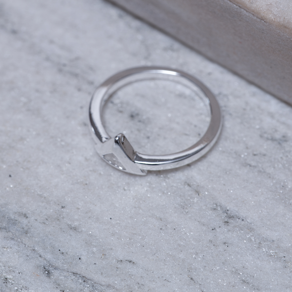 ANEL TRIÂNGULO LISO BANHO PRATA