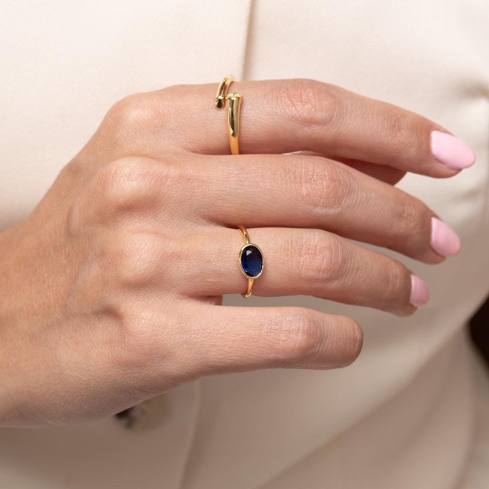 ANEL REGULÁVEL OVAL COM PEDRA AZUL ESCURO BANHO OURO 18K