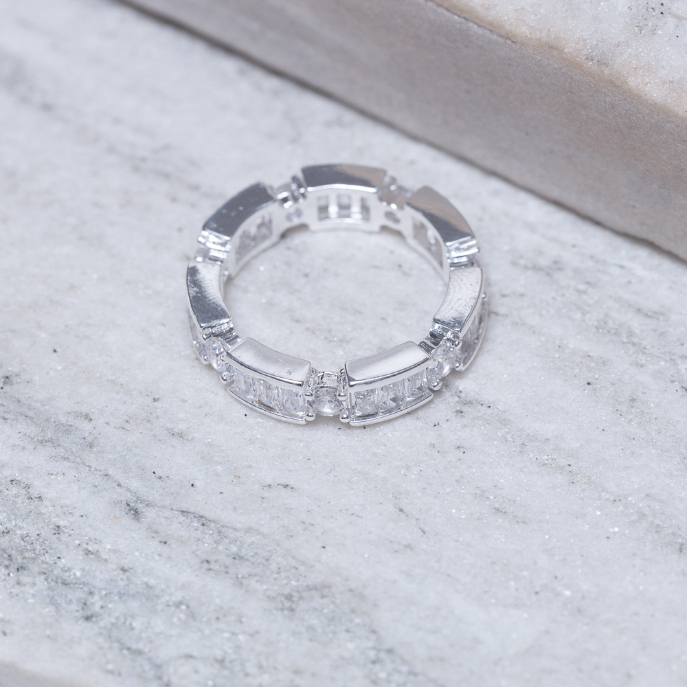 ANEL COM ZIRCÔNIAS NAVETE CRISTAL BANHO PRATA