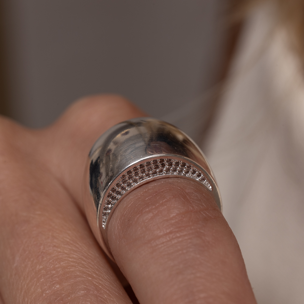 ANEL GRANDE LISO E COM ZIRCÔNIAS BANHO PRATA
