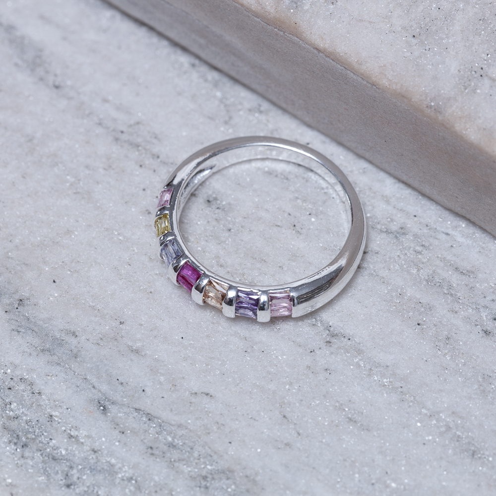 ANEL COM ZIRCÔNIAS BAGUETE COLORIDAS BANHO PRATA