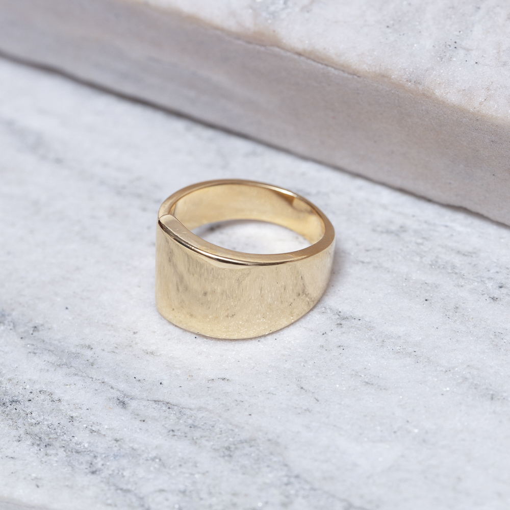 ANEL LARGO LISO BANHO OURO 18K