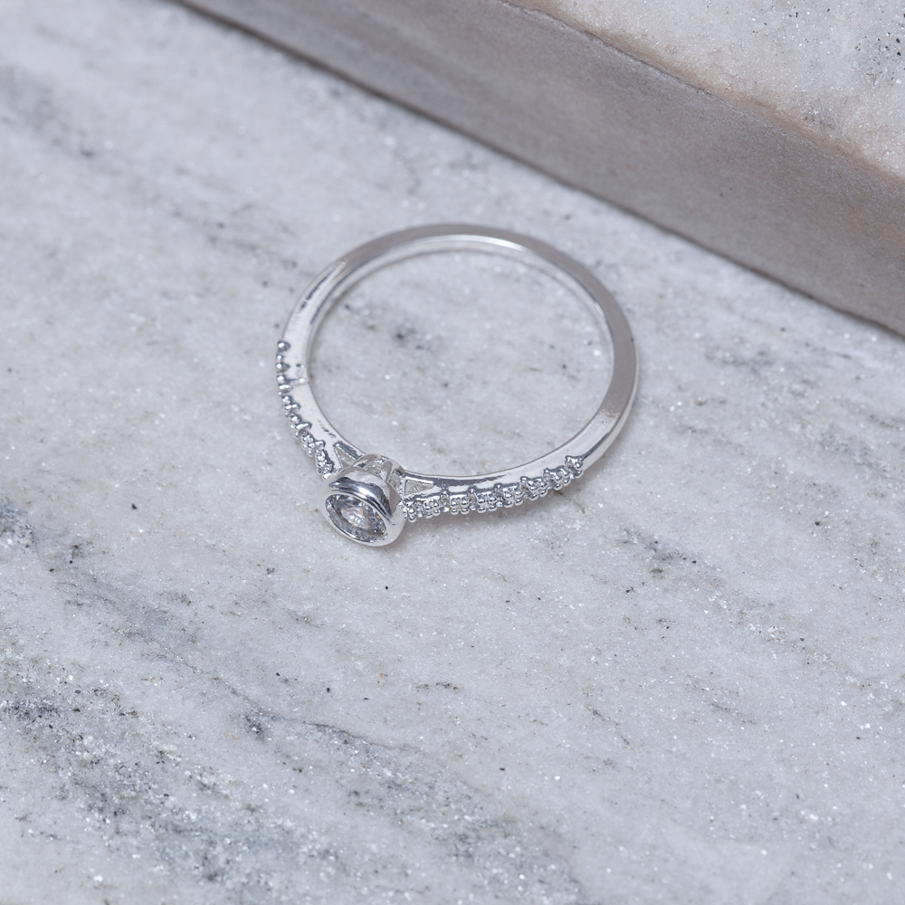 ANEL SOLITÁRIO REDONDO CRAVEJADO BANHO PRATA