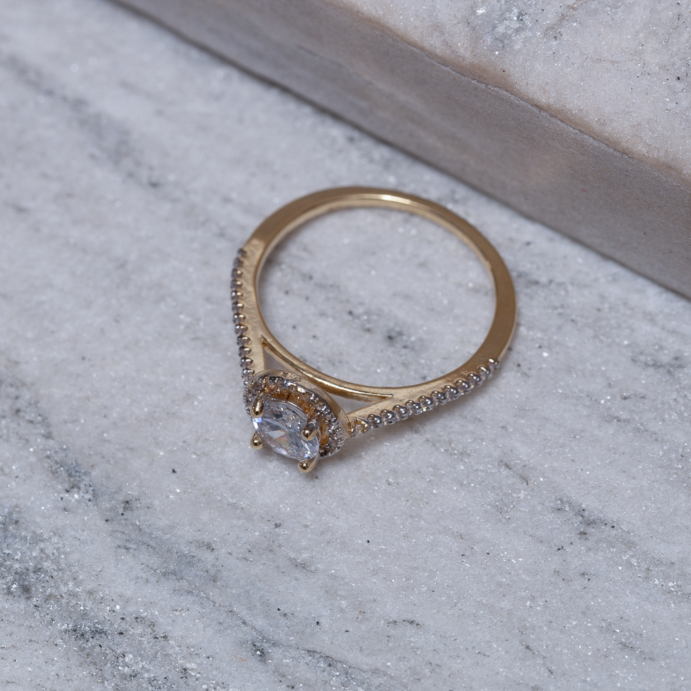 ANEL SOLITÁRIO CRAVEJADO COM ZIRCÔNIAS BANHO OURO 18K