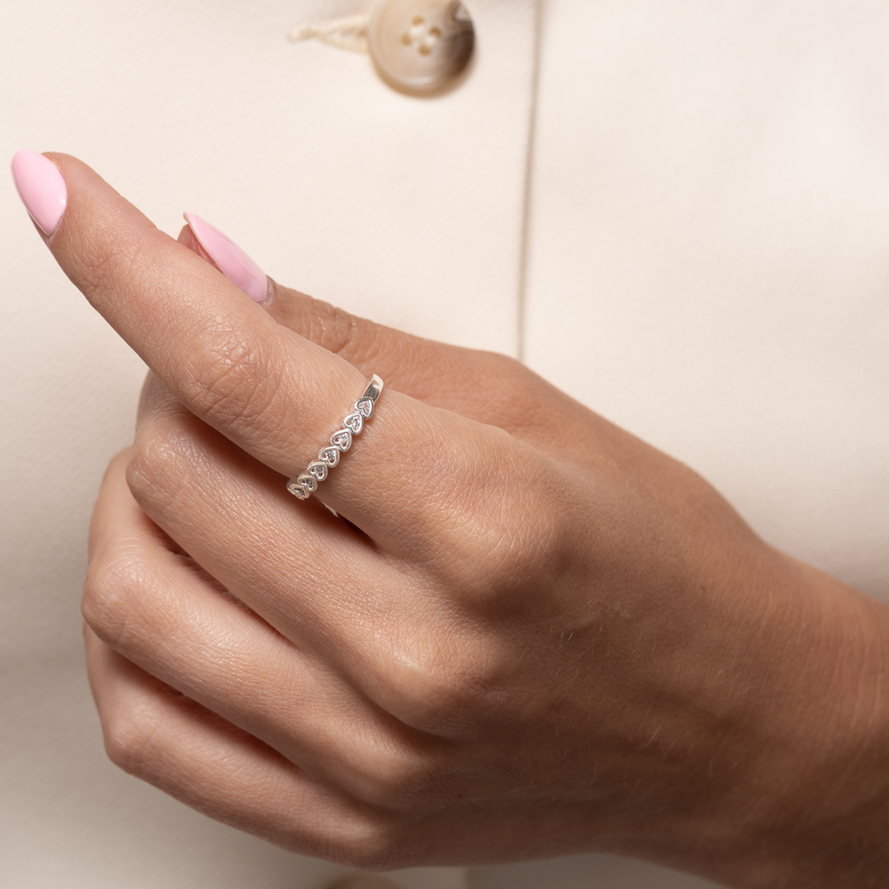 ANEL CORAÇÕES COM PEDRAS CRISTAIS BANHO PRATA