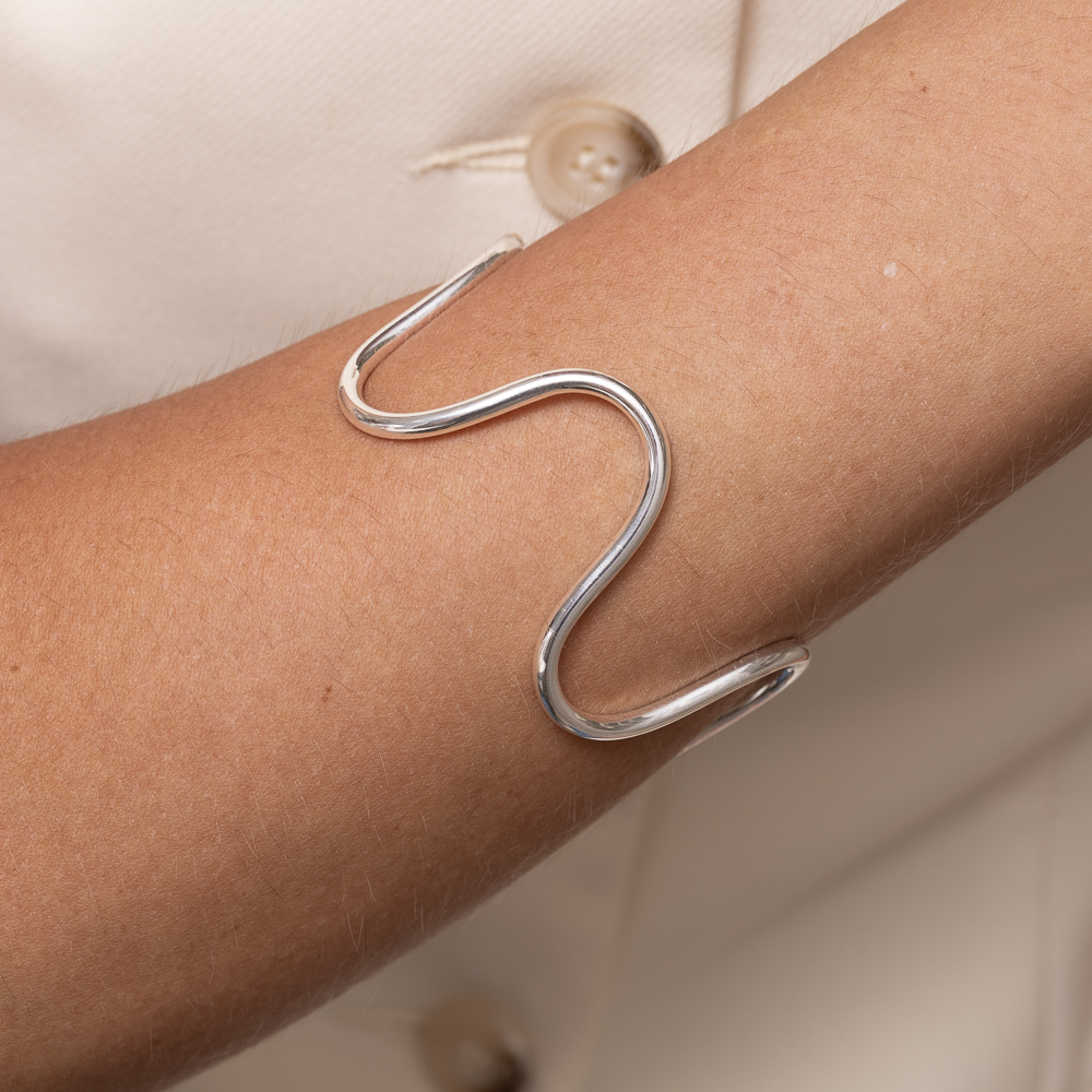 BRACELETE ONDULADO LISO GROSSO BANHO PRATA