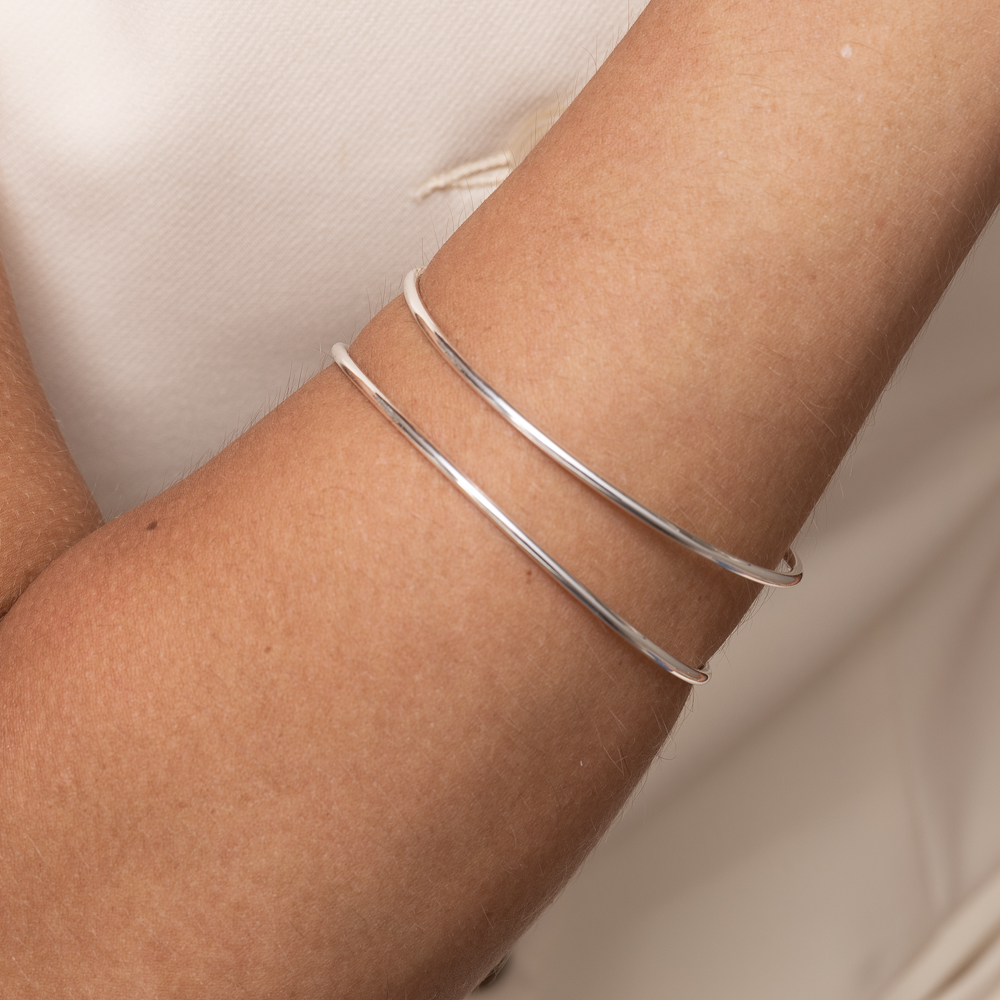 BRACELETE ABERTO LISO BANHO PRATA