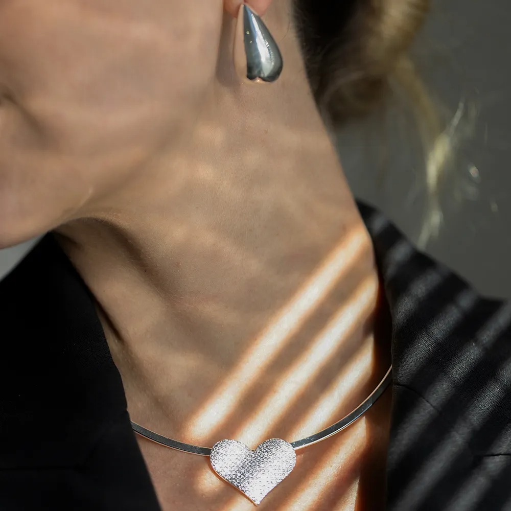 COLAR ARO ACHATADO COM CORAÇÃO CRAVEJADO BANHO PRATA