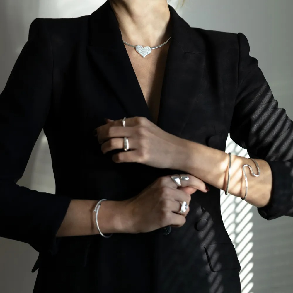 COLAR ARO ACHATADO COM CORAÇÃO CRAVEJADO BANHO PRATA