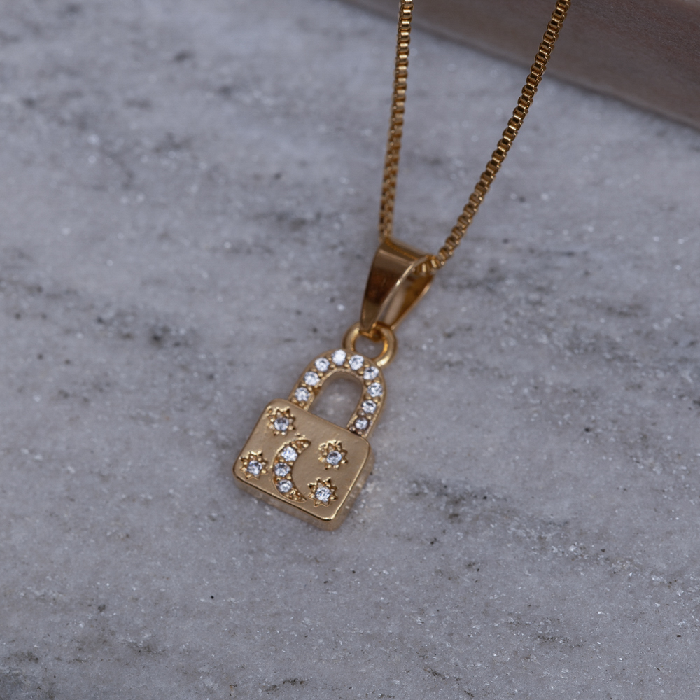 COLAR PINGENTE CADEADO COM ZIRCÔNIAS BANHO OURO 18K