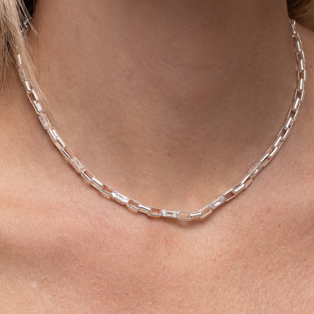 CHOKER ELO CARTIER COM PEDRAS CRISTAIS BANHO PRATA