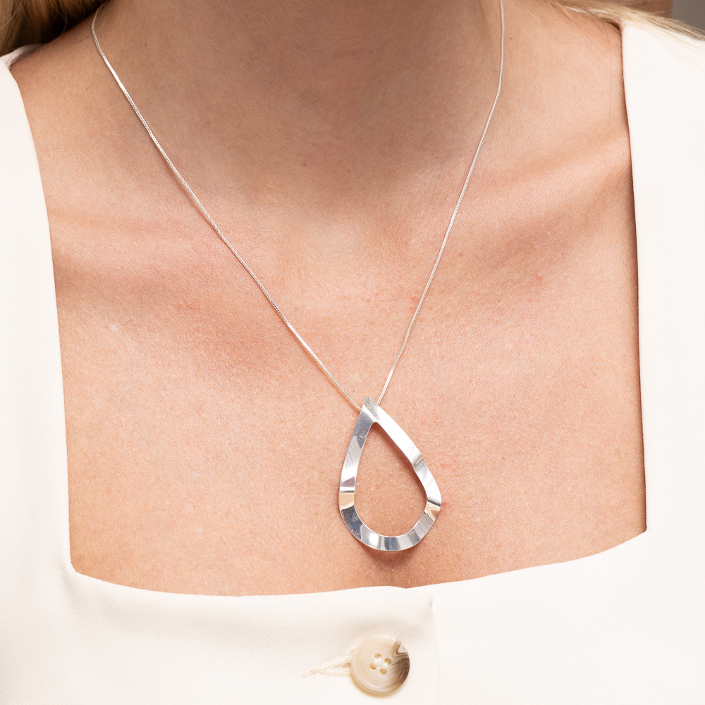 COLAR GOTA VAZADA BANHO PRATA