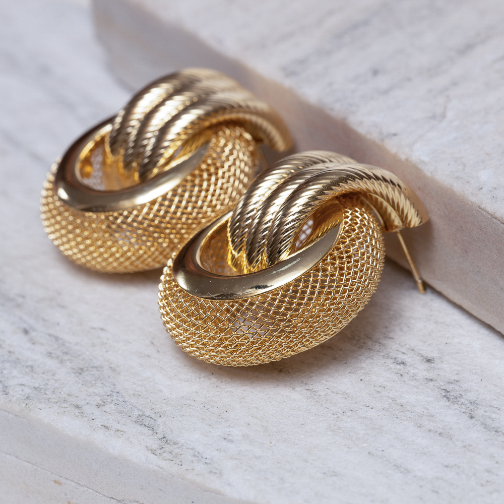 BRINCO ESTHER GRANDE ARAMADO BANHO OURO 18K