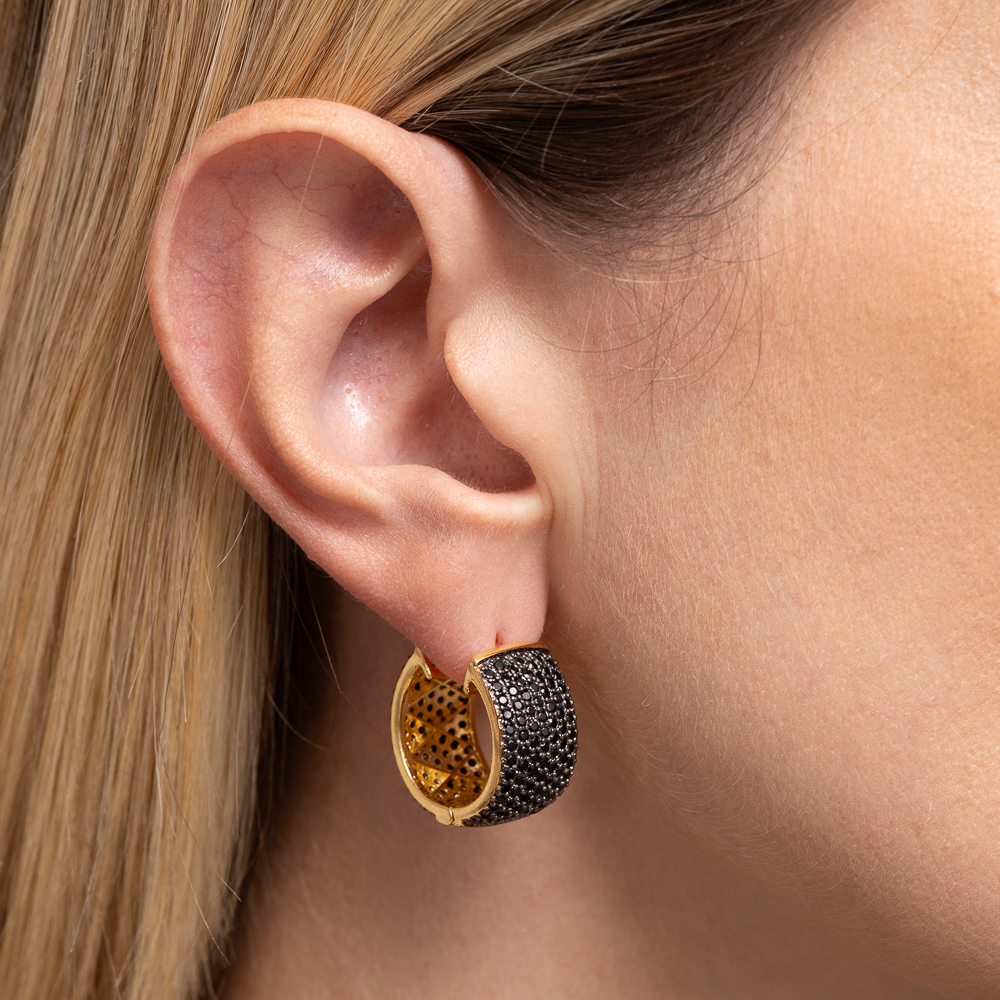 BRINCO ARGOLA CRAVEJADA COM ZIRCÔNIAS NEGRAS BANHO OURO 18K