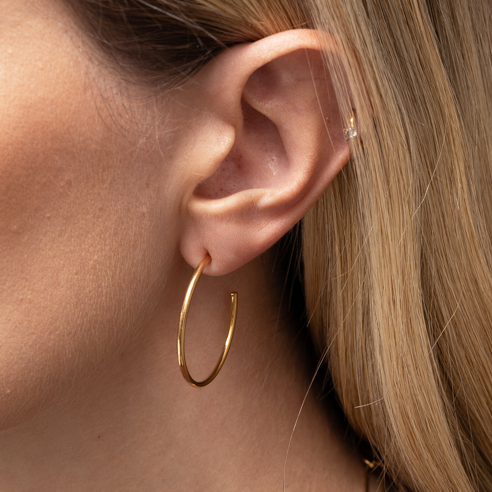 BRINCO ARGOLA LISA FINA BANHO OURO 18K