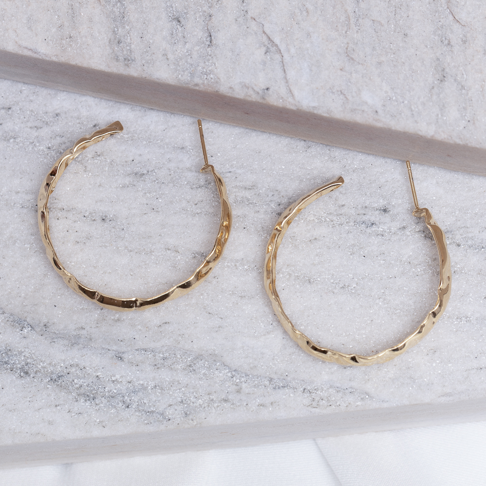 BRINCO ARGOLA AMASSADA BANHO OURO 18K