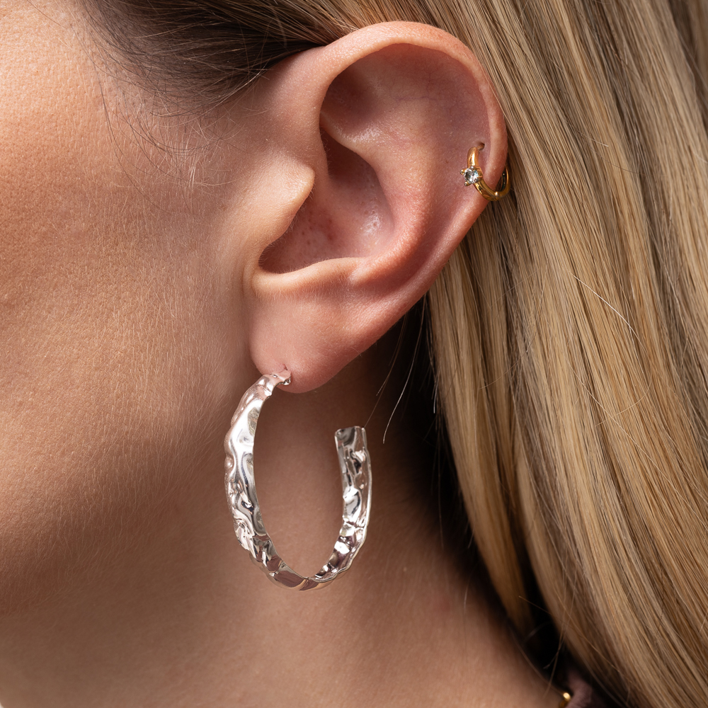 BRINCO ARGOLA AMASSADA BANHO PRATA