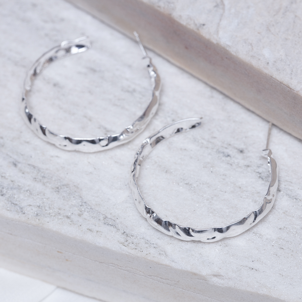 BRINCO ARGOLA AMASSADA BANHO PRATA