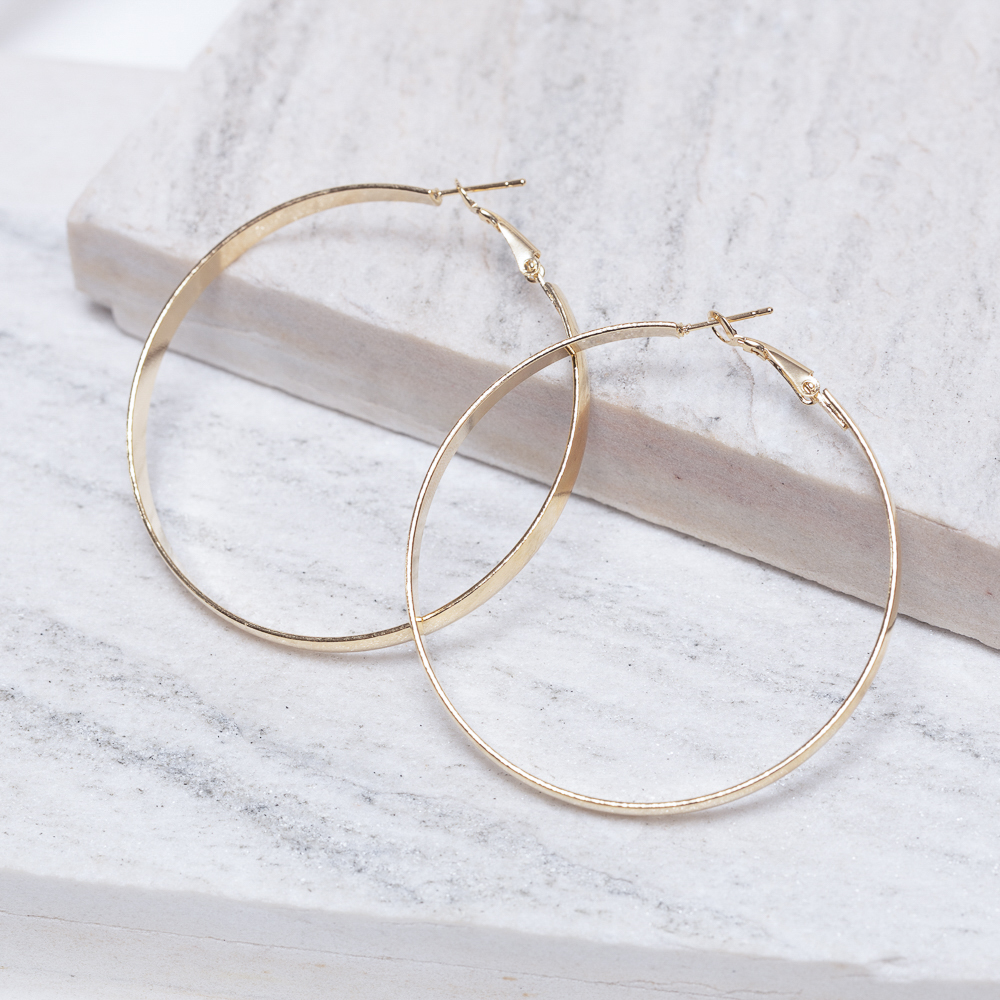 BRINCO ARGOLA LARGA LISA BANHO OURO 18K