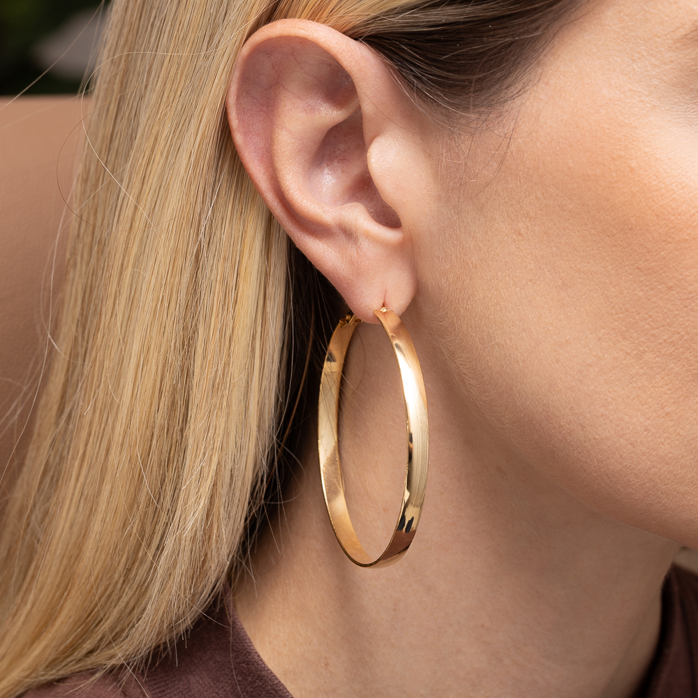 BRINCO ARGOLA LARGA LISA BANHO OURO 18K