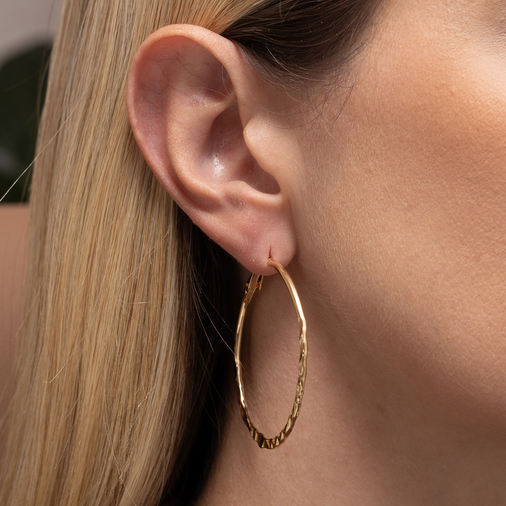 BRINCO ARGOLA AMASSADA BANHO OURO 18K