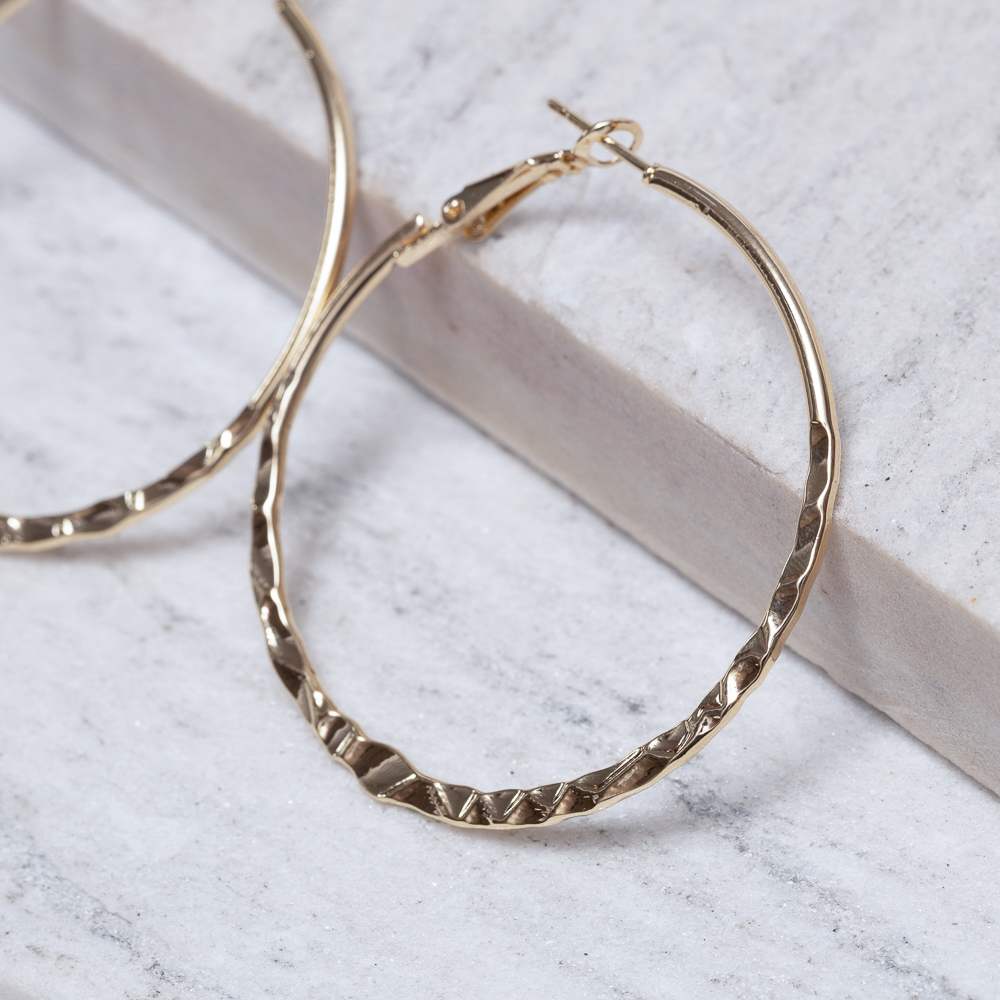 BRINCO ARGOLA AMASSADA BANHO OURO 18K