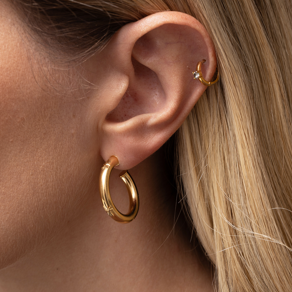 BRINCO ARGOLA RETORCIDA DIAMANTADA BANHO OURO 18K