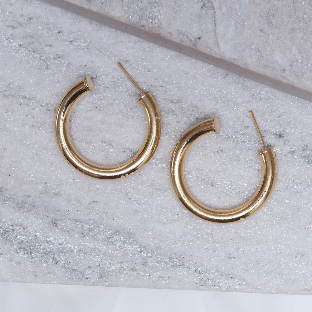 BRINCO ARGOLA RETORCIDA DIAMANTADA BANHO OURO 18K