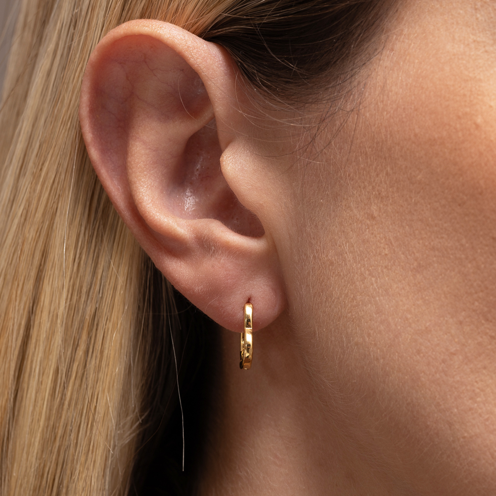 BRINCO ARGOLA CORAÇÃO LISO ÚNICO BANHO OURO 18K