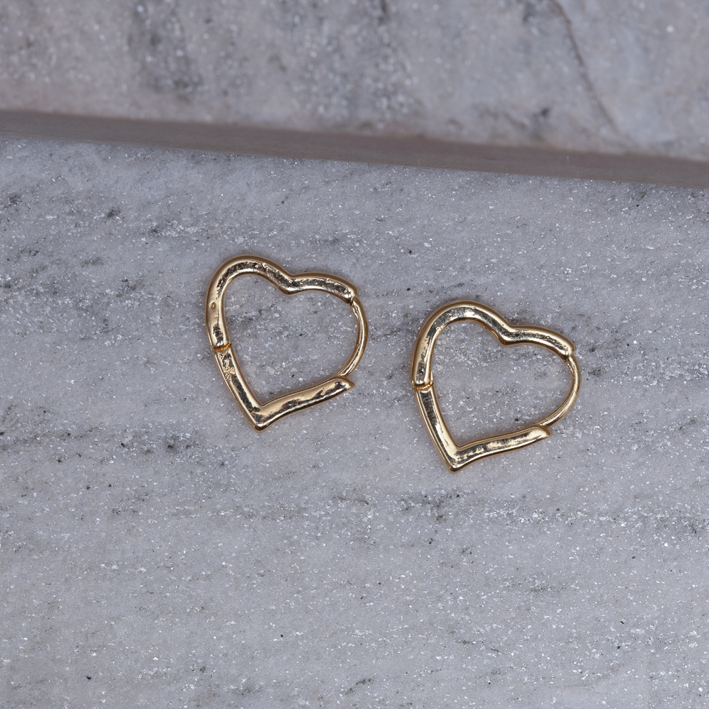 BRINCO ARGOLA CORAÇÃO LISO ÚNICO BANHO OURO 18K