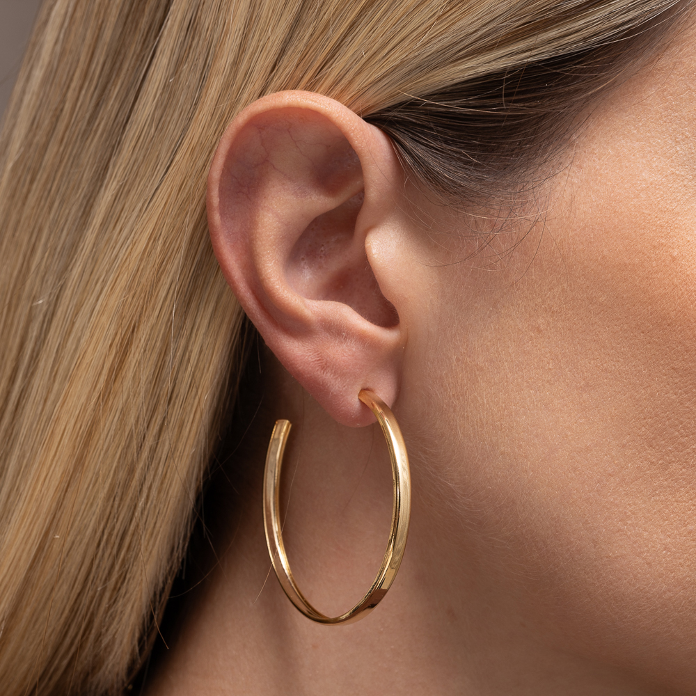 BRINCO ARGOLA LARGA LISA BANHO OURO 18K