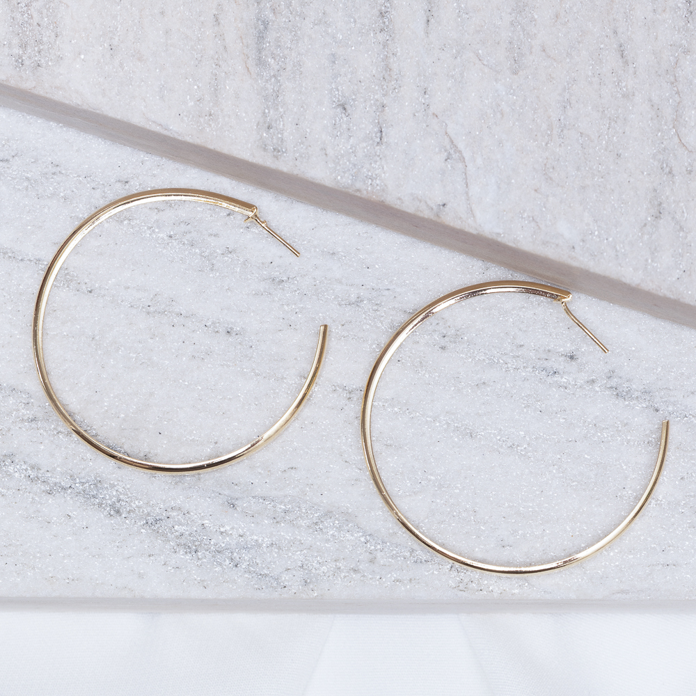 BRINCO ARGOLA LARGA LISA BANHO OURO 18K