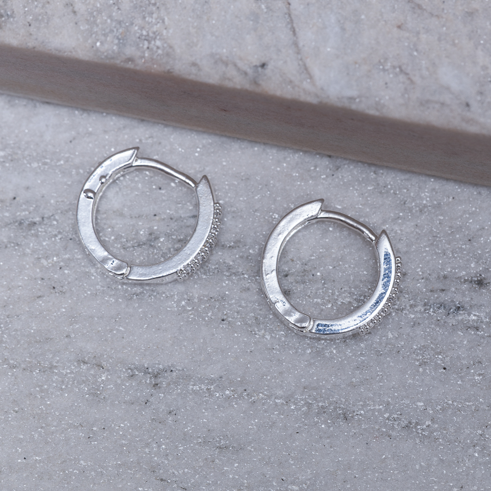 BRINCO ARGOLA GROSSA COM ZIRCÔNIAS BANHO PRATA