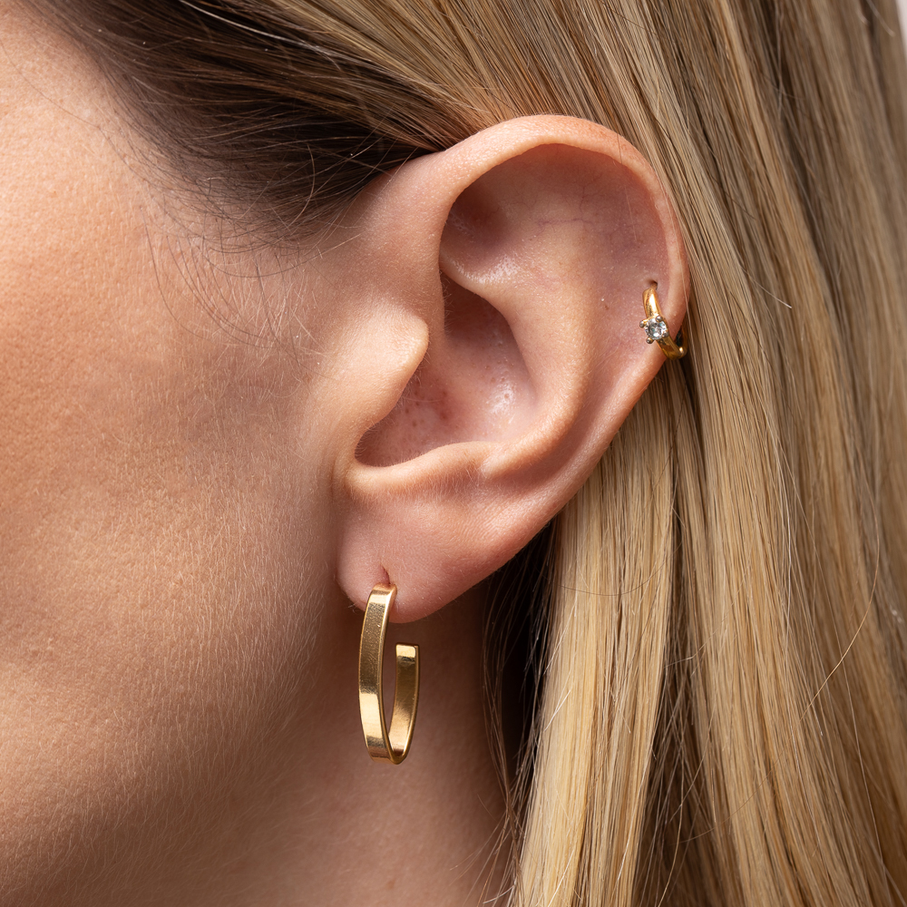 BRINCO ARGOLA OVAL ACHATADA BANHO OURO 18K