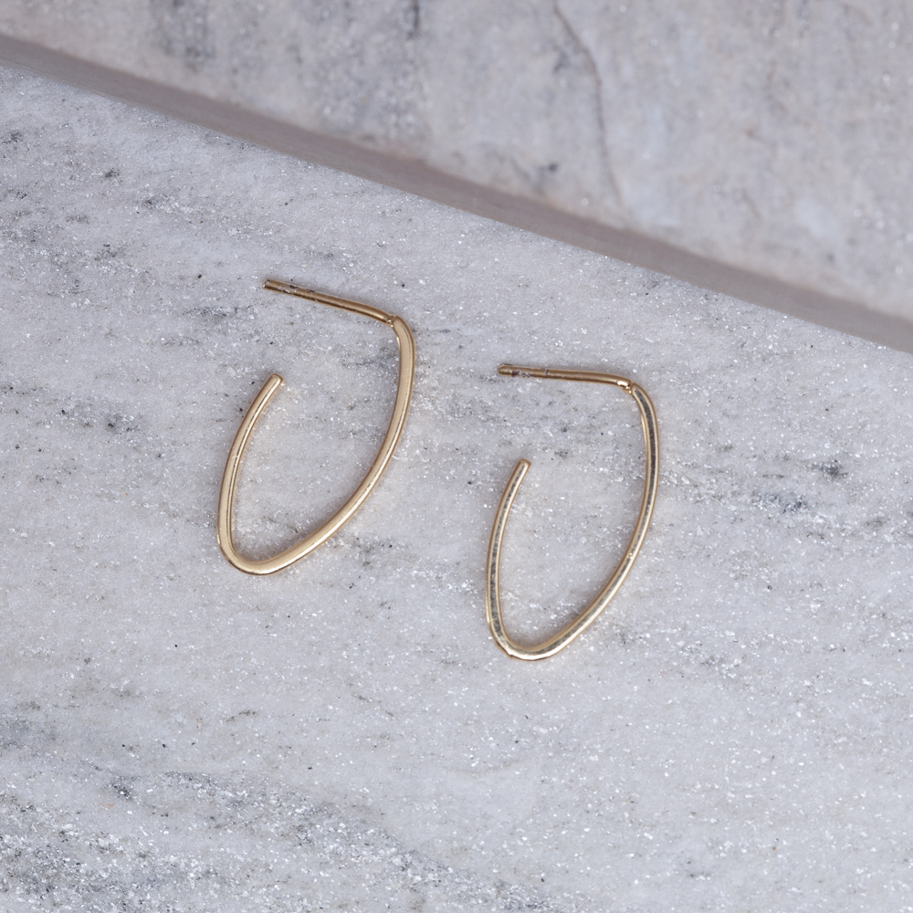 BRINCO ARGOLA OVAL ACHATADA BANHO OURO 18K