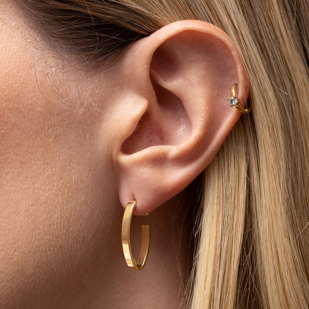 BRINCO ARGOLA OVAL ACHATADA BANHO OURO 18K