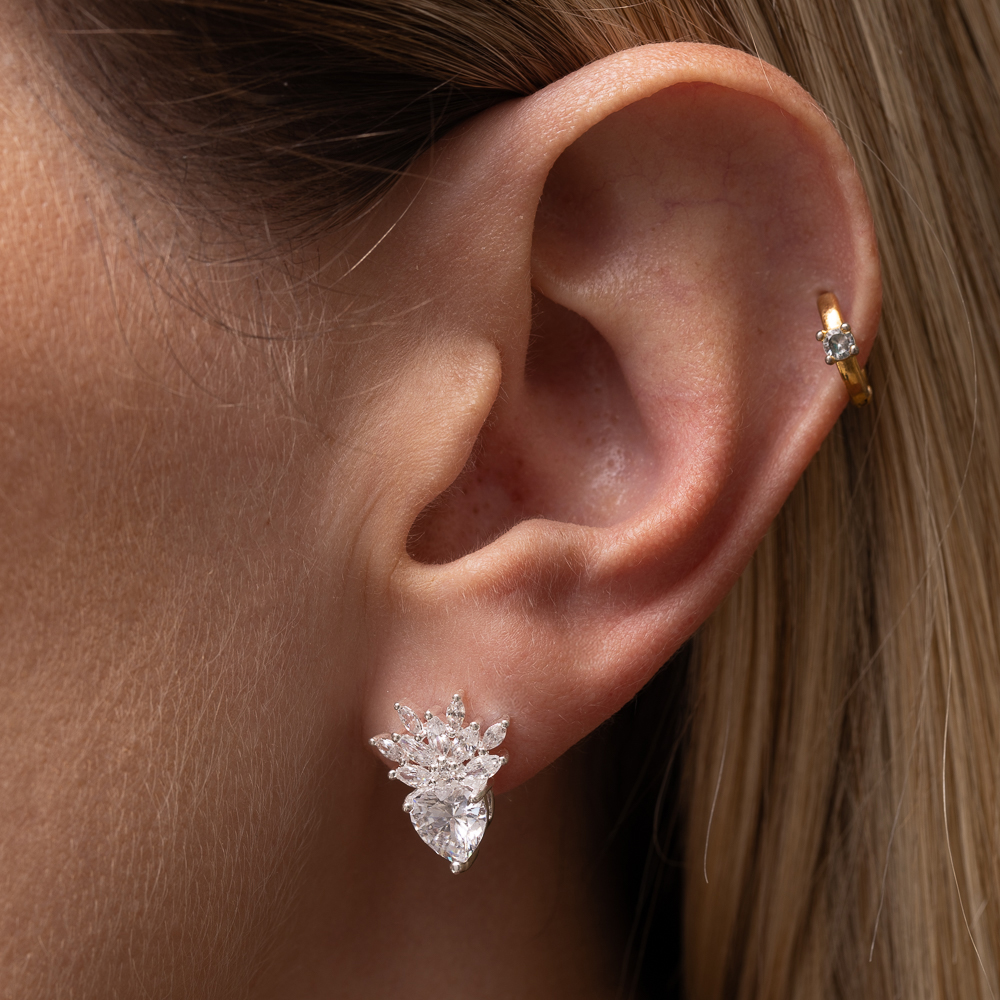 BRINCO CORAÇÃO COM FOLHAS BANHO PRATA