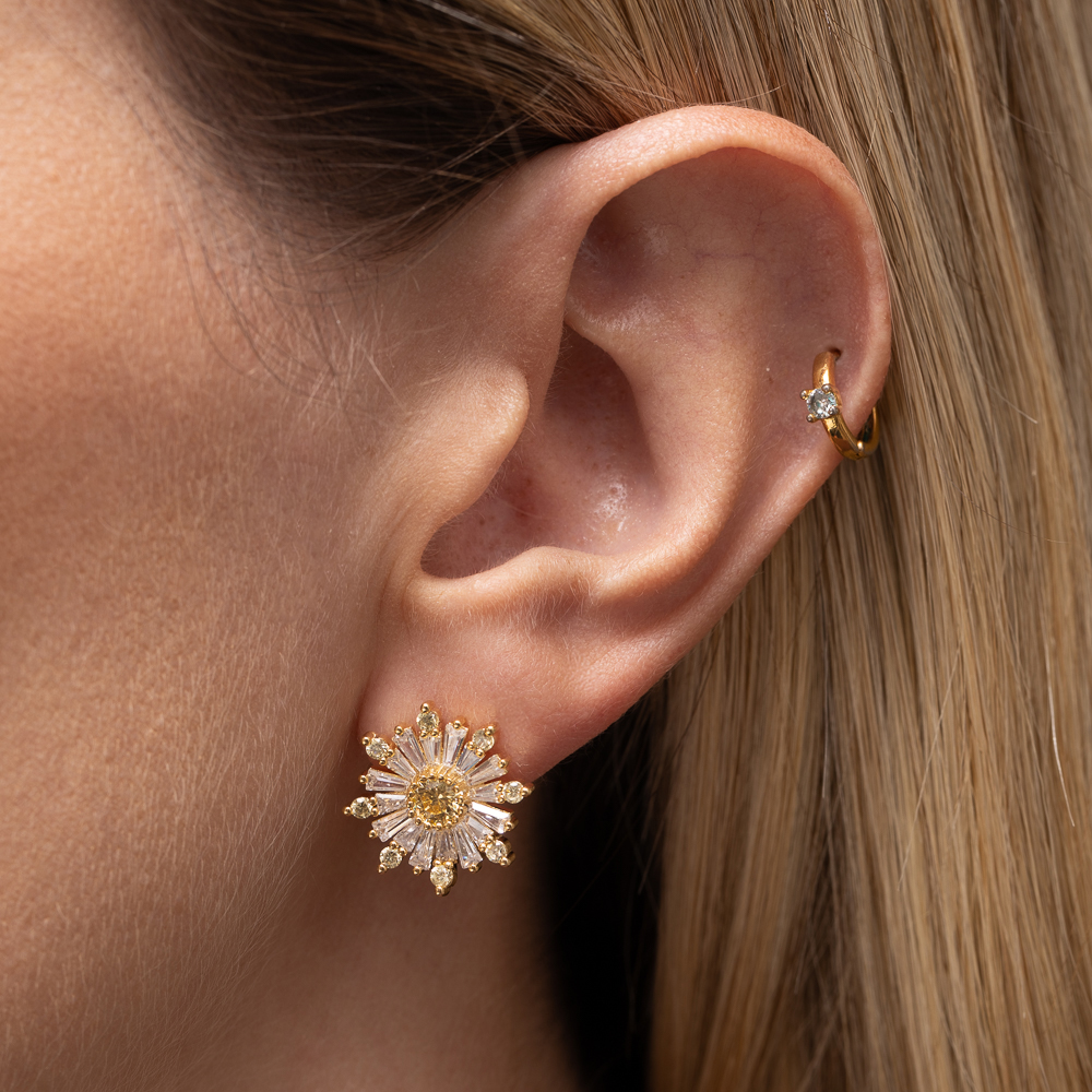 BRINCO FLOR COM PEDRAS CRISTAL E VERDE CLARO BANHO OURO 18K