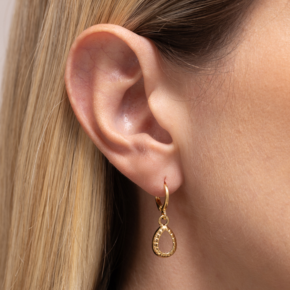 BRINCO ARGOLINHA PINGENTE GOTA VAZADA BANHO OURO 18K