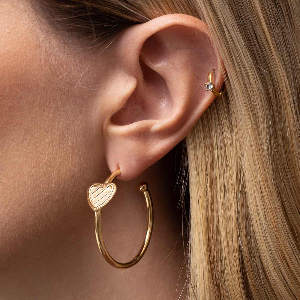 BRINCO ARGOLA LISA COM CORAÇÃO BANHO OURO 18K