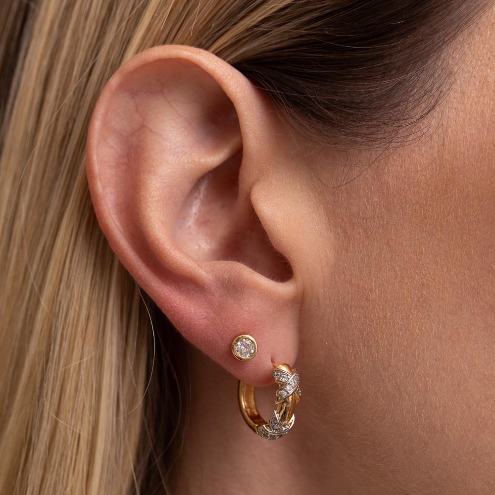 BRINCO ARGOLA X TWO TONE BANHO OURO 18K