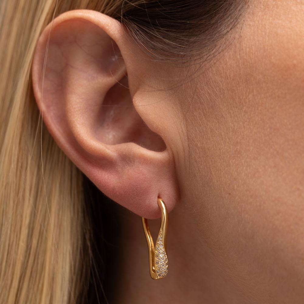BRINCO ARGOLA ORGÂNICA CRAVEJADA BANHO OURO 18K