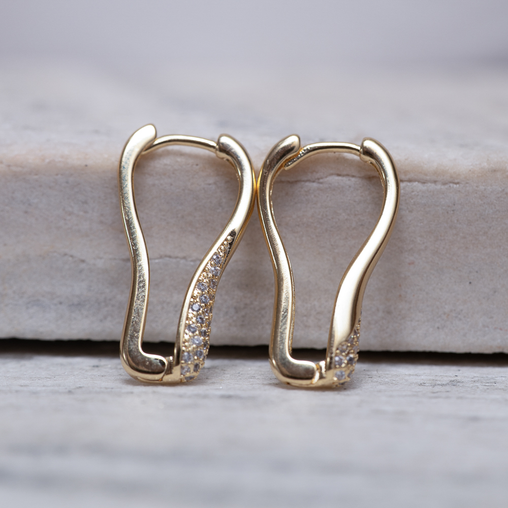 BRINCO ARGOLA ORGÂNICA CRAVEJADA BANHO OURO 18K