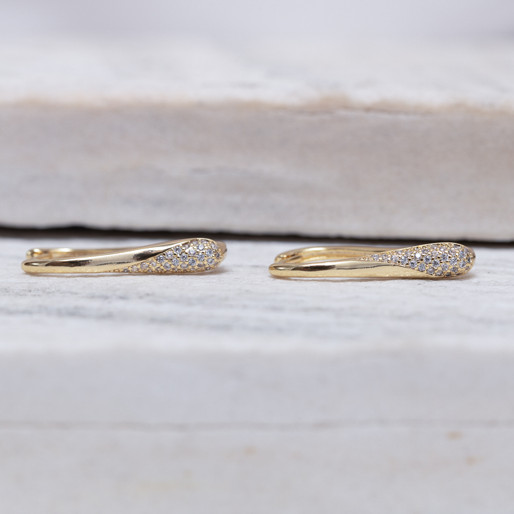 BRINCO ARGOLA ORGÂNICA CRAVEJADA BANHO OURO 18K