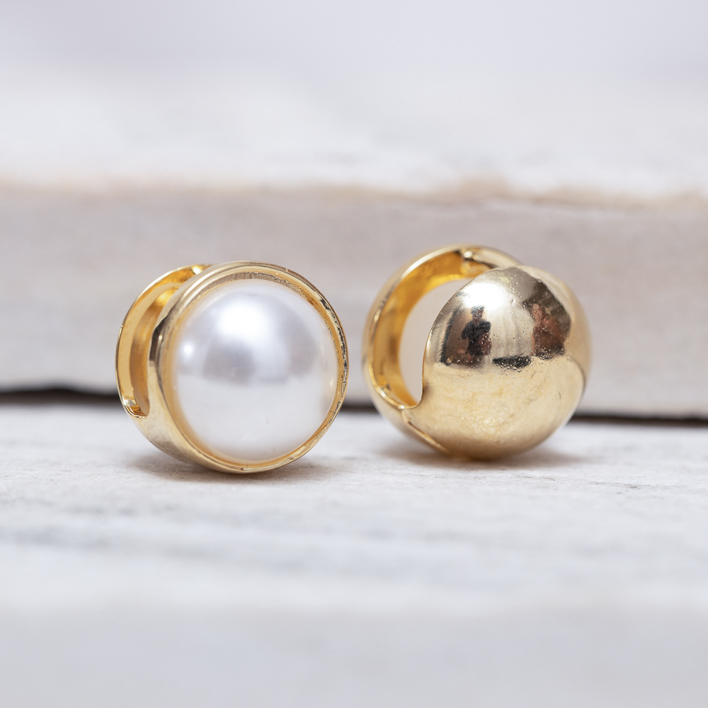 BRINCO ARGOLA REDONDA COM PÉROLA BANHO OURO 18K
