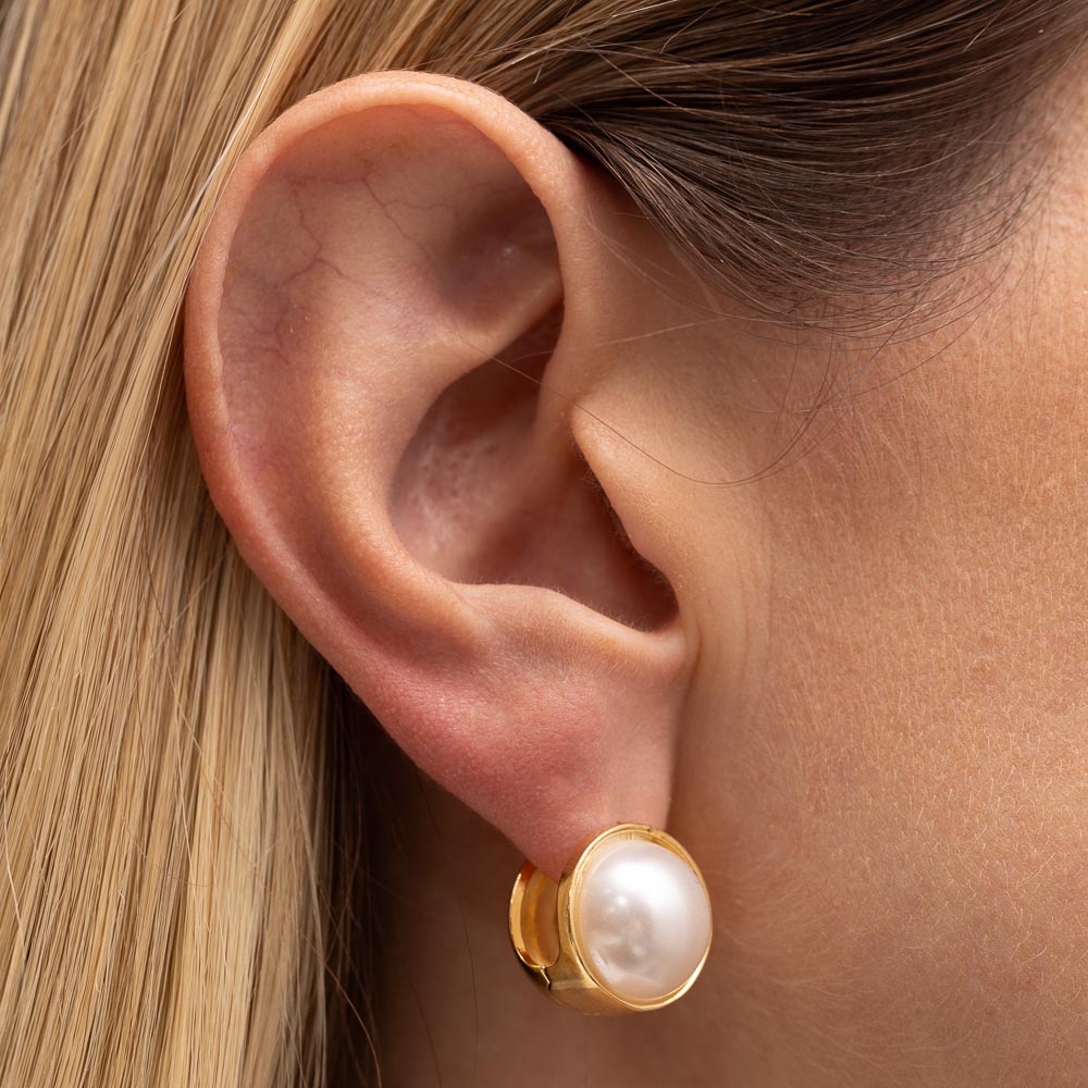 BRINCO ARGOLA REDONDA COM PÉROLA BANHO OURO 18K
