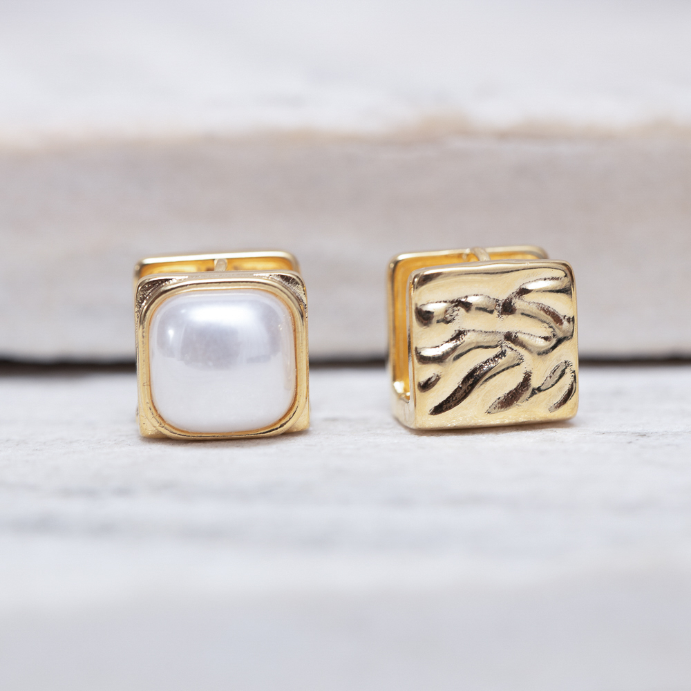 BRINCO ARGOLA QUADRADA COM PÉROLA BANHO OURO 18K