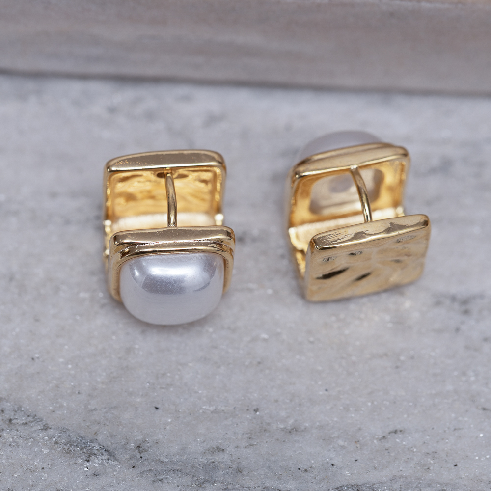 BRINCO ARGOLA QUADRADA COM PÉROLA BANHO OURO 18K