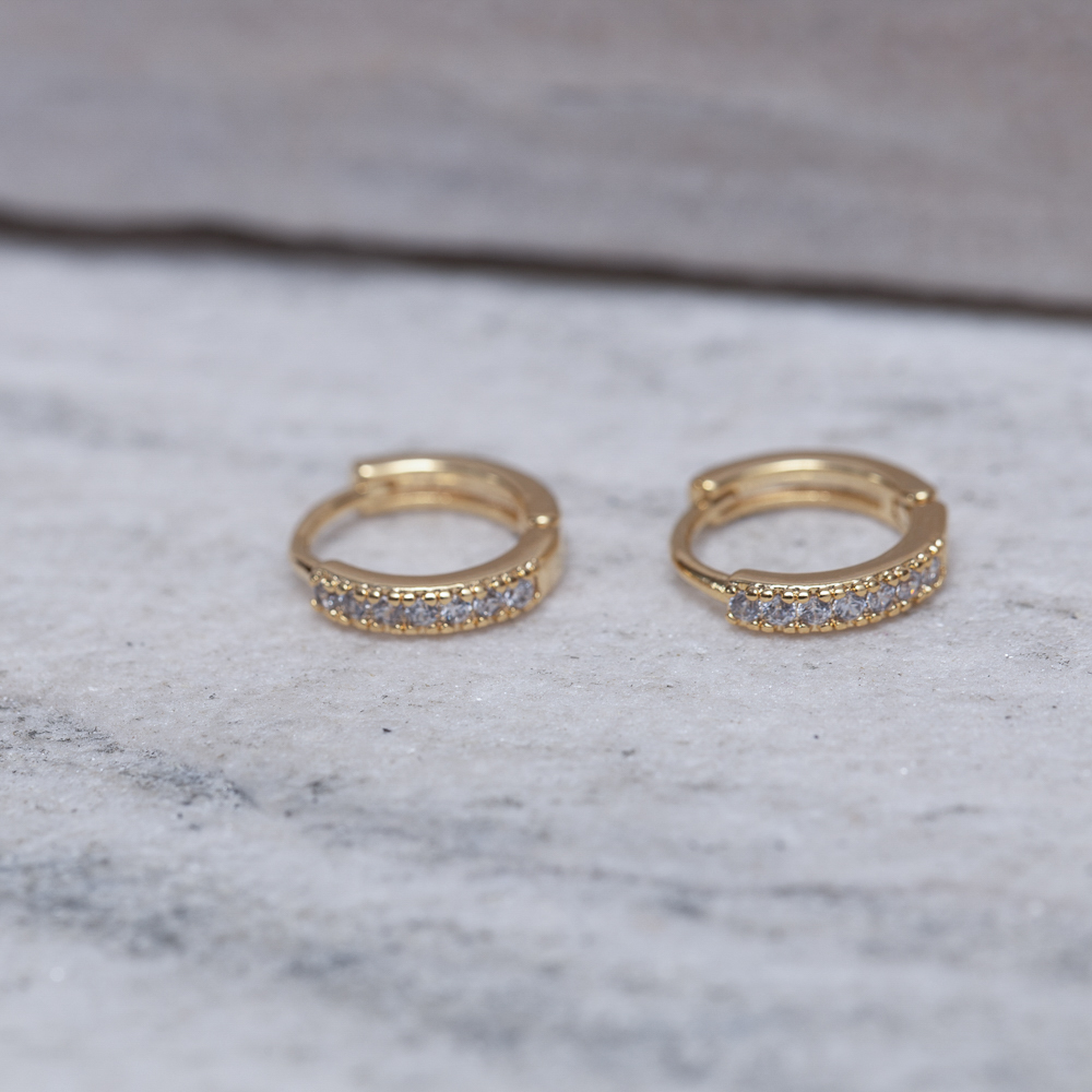 BRINCO ARGOLA P COM ZIRCÔNIAS BANHO OURO 18K