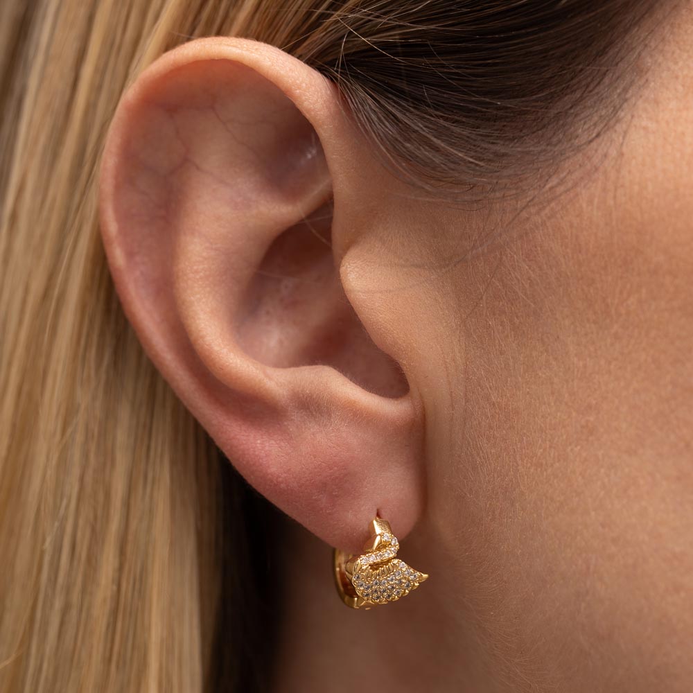 BRINCO ARGOLINHA CISNE CRAVEJADO BANHO OURO 18K
